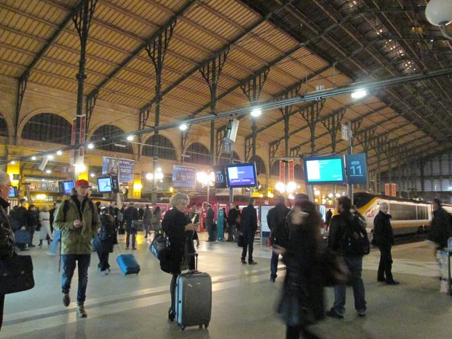 ７：２５ PARIS NORD発タリスのチケットをRAIL EUROPEのサイトから事前に購入しました。登録したメールに送られてくるQRコード付きの紙(チケット)をプリントアウトして当日、乗車します。<br /><br />飛行機のEチケットみたいなもんです。<br /><br />当日はオペラのアパルトモンを６：３０とちょっと早めに出発し、メトロ７番線でGARE DU NORDまで。メトロを降りてタリスの赤い看板に沿って歩いていけばすぐにこのホームに到着です。<br /><br />７：００頃の駅構内はすでにたくさんの人！！！