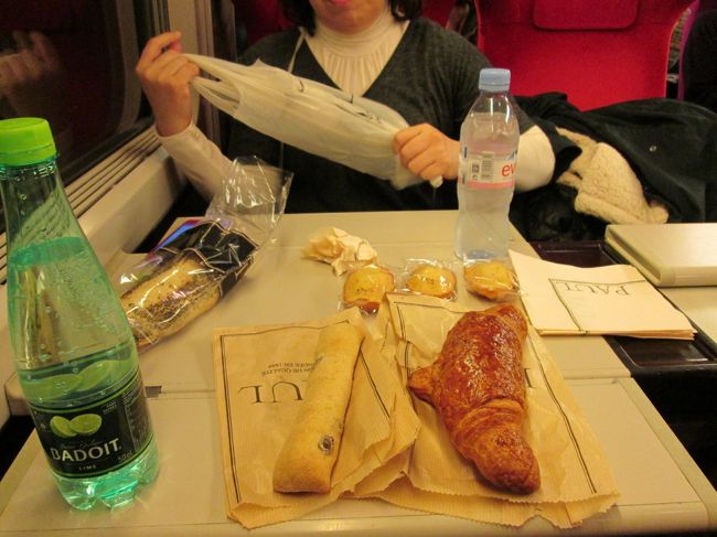 今回のこの3人旅、車両の真ん中の４人ＢＯＸ席が取れました！<br />残りの１席には最後まで誰も乗ってくることがなく、なかなか快適に過ごせました。<br /><br />さーぁ、お腹すいた！ブリュッセルまで１時間２０分。<br />さっそくさっき買ったＰＡＵＬのパンをいただきまーす！