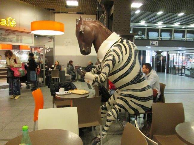 喋って、食べて、喋って、食べて・・・<br /><br />８：４７BRUXELLES MIDI到着！<br /><br />定刻通りブリュッセルに到着です。<br /><br />ホームを出ると、シマウマの洋服着たウマがカフェしていました(笑)