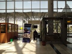 それにしても、エチオピア航空の戦略、直前でも欠航、統合で遅延多発させるも、振替フライトやトランスファーには厚く対応って感じなのでしょうか？そうだとしたら不思議なビジネスモデルですね

入国手続きを済ませてヒルトンのカウンターに行き