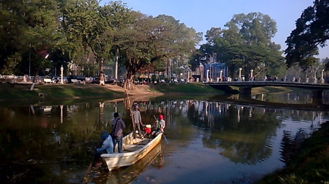 シエムリアップ川の橋です｡