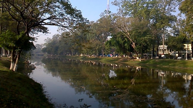 シエムリアップ川の午前中の風景です。