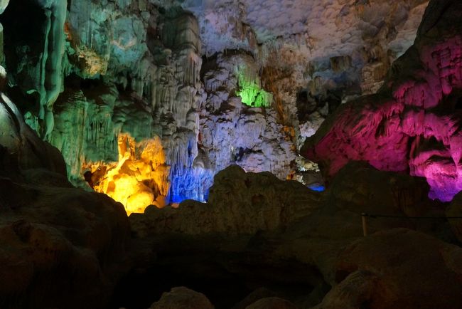 奥の鍾乳洞<br />やたらカラフルにライトアップされてたけど、すごい綺麗でした😆