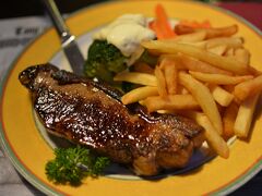 逆バンジー向かいのロードオブネルソンでディナー。
サーロインステーキです、やっぱり美味い！