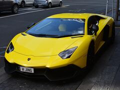 待ち合わせ場所に向かう途中、ランボルギーニ発見！
友人に聞いたところ、ナンバーを見て分かる通り所有者は中国人だそうです。ナンバーに名前を入れるのは圧倒的に中国系の方々だそうです。