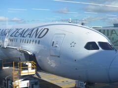 空港到着、プレミアムエコノミーなんで、ちゃちゃっとプレミアムチェックインでチェックイン。
プライオリティパスでエンペラーラウンジで軽く朝食。あまり時間も無くさっさと搭乗口へ。帰りの機材もB787-9