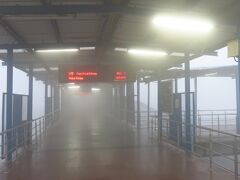 朝、霧にけぶる、ニューデリー鉄道駅
