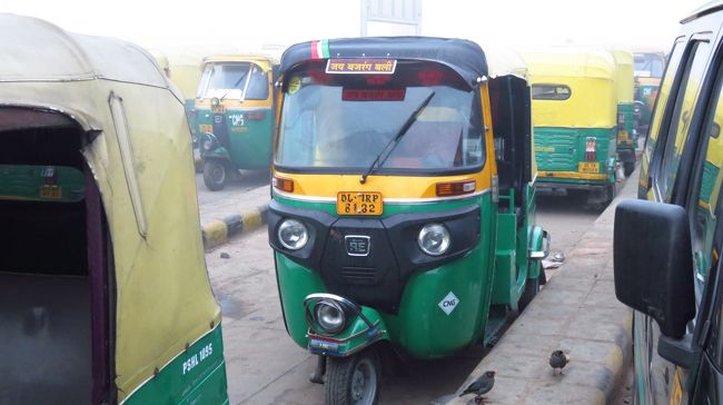 排気ガスを気にして<br />ニューデリーのオートリキシャはほぼすべて<br />ＣＮＧかＬＰＧ仕様になっているそうです。