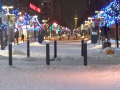 1日の最後は携帯での1枚。旭川の平和通買物公園で夕食難民になってしまいました。12月30日だけあって行きたかったお店はどこも混んでて入れない〜（＞＜）

もう、どこでもいいからさっさと夕食を済ませてホテルのスパで温まろう！