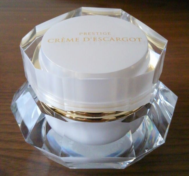 It's skinのプレステージクレームドエスカルゴ。<br />東和免税店にて。<br />51＄で日本円で5930円。<br /><br />いい匂いで、のびもいいです。
