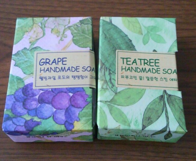 the face shopの固形石鹸。<br /><br />1つ3,300ウォン。<br /><br />右が保湿、左がリフトアップだそうです。