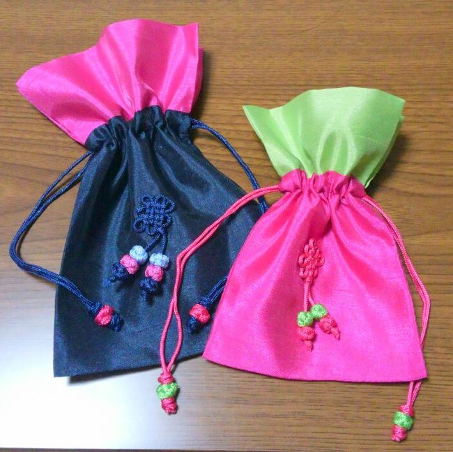 仁寺洞で買った韓国らしい巾着袋。<br /><br />中国製なので安いです。<br />一番小さいものは1,000ウォン。<br />大きくなるにつれて1,200ウォン、1,500ウォンになります。<br /><br />10枚くらい買ったら少しおまけしてくれました。<br />お土産にいいと思います。<br /><br />韓国製でシルクの生地を使ったものは手縫いの刺繍が<br />入っていたりするので、15,000ウォンはします。<br />