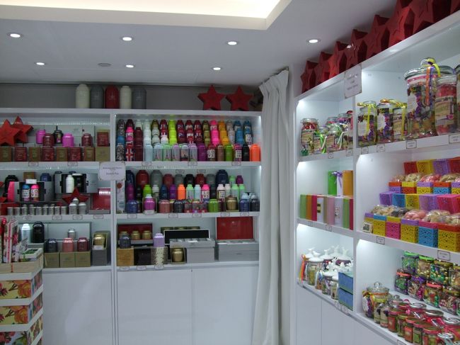 お土産にパッケージのかわいいライチのフレーバーティを購入。輸入物のキャンディや手作りのクッキーなど、もらったら嬉しい感じ。