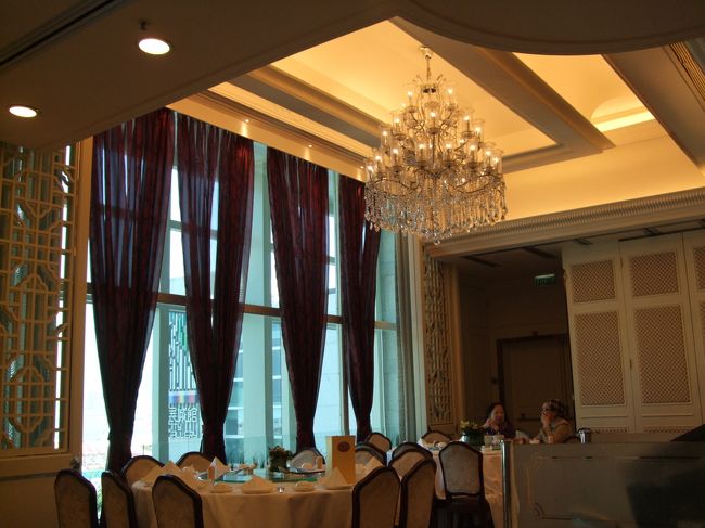 大曾堂美心皇宮です。12時過ぎると大行列ということなので11:30に。まだ場所取りの人しかいません。