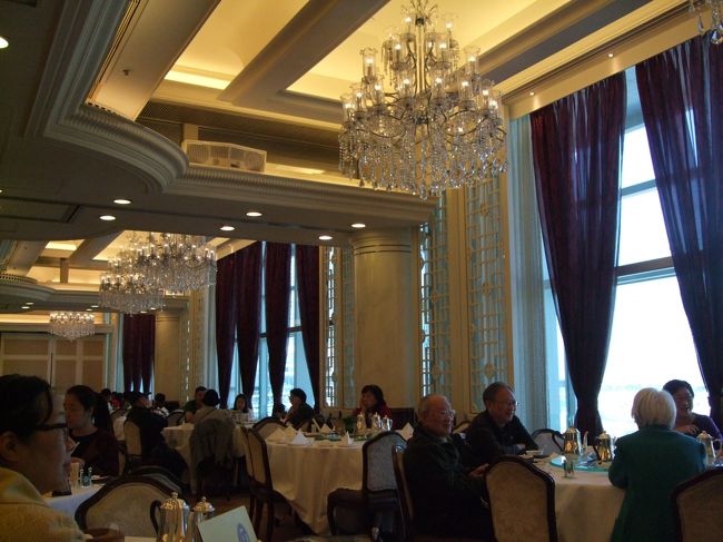 シティホールの中の飲茶とても良い雰囲気です。観光客と並んででも食べるぞとちょっと気合い入れて来た感じの香港人でいっぱいでした。