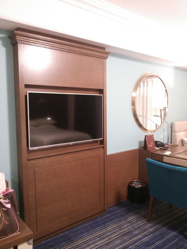 壁掛のテレビ。