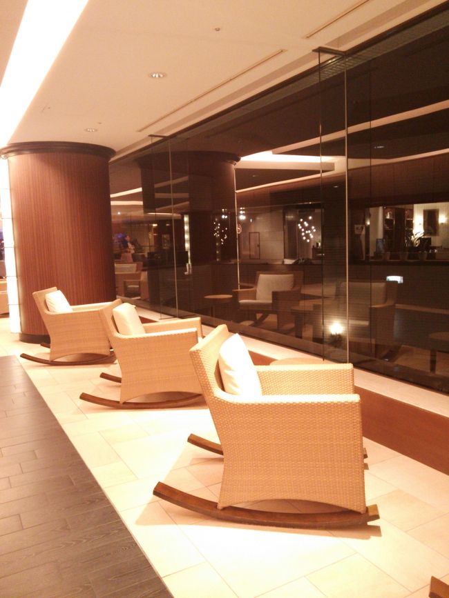 フロントから、客室エレベーターまで、少し歩きます。<br />大型ホテルなので、どうしても距離があり、高齢の母を連れて行くのは難しそう。