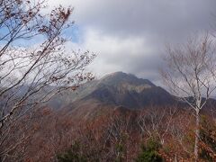 展望台からは谷川岳山頂が見えます。