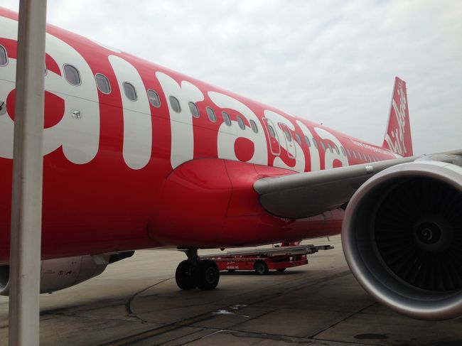 初のエアアジア<br /><br />ほぼ満席で、3列並びの真ん中という居心地の悪さ<br /><br />横の人は小柄なのに、ひじは当たるし<br />1時間程度のフライトなので<br />何とか我慢できるが<br />できればもう乗りたくないなあ