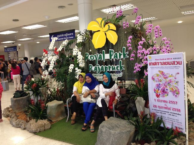 チェンマイの空港にて<br />蘭の花がきれい<br /><br />マレー系の方たちかな？