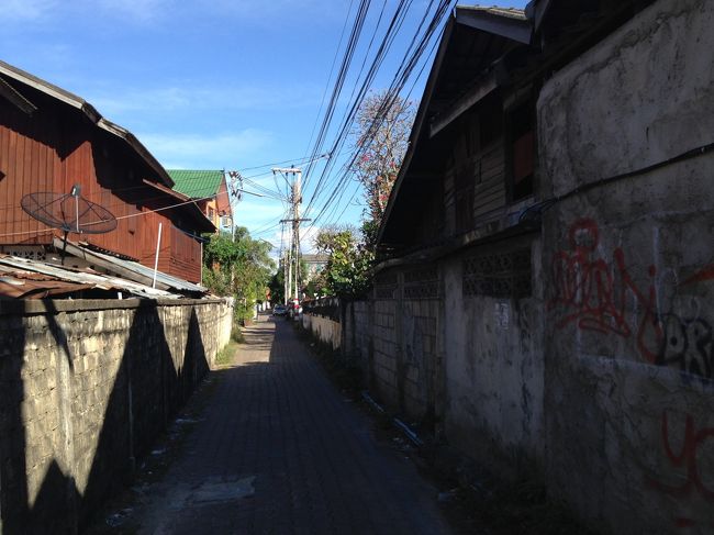 ココからは車が通らないくらい細い道なので<br />車から降りて1分歩きます<br /><br />入り口にぺゃんこになった<br />大きなねずみのミイラがあるのが目印