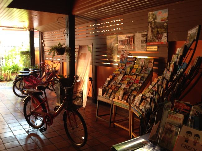 ホテルは間口3メートルほどの<br />うなぎの寝床のように細長い敷地<br /><br />