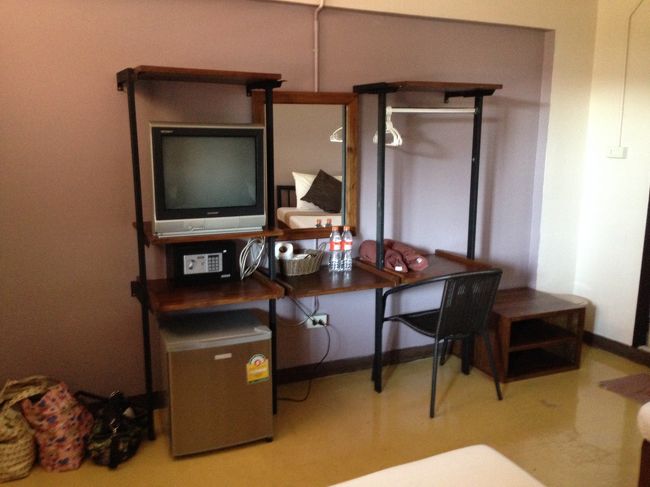 部屋にセーフティボックスがあるので<br />フロントに預けなくていいし<br />テレビもある。