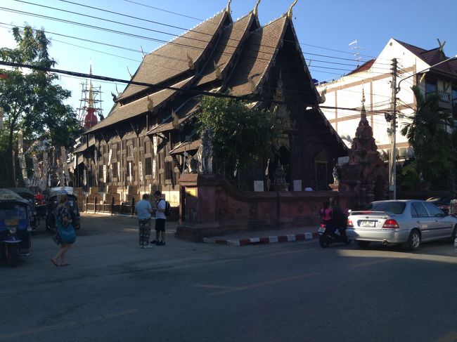 ホテルを出てとぼとぼあるくと<br />立派なお寺が