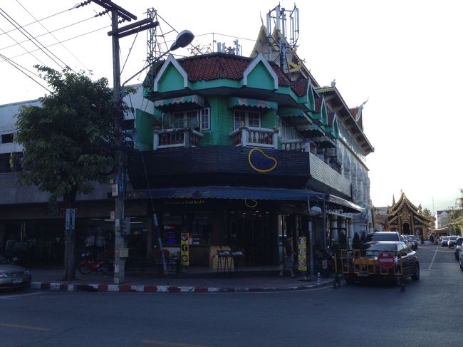 エメラルドグリーンがきれいな建物