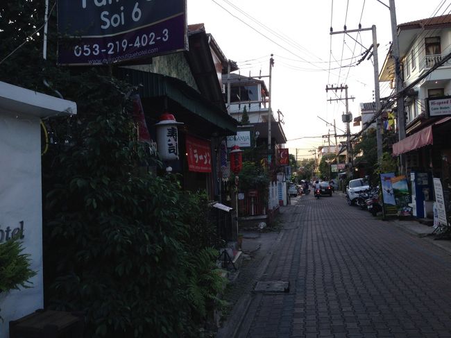 お腹すいてきたので旧市街の北東部<br />9soi7にある「ごはん屋」に行ってみる<br />