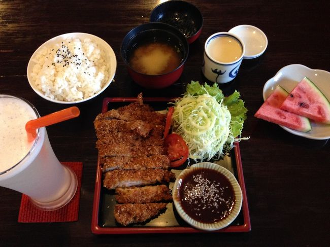 レモンシェイク25B<br />チキンカツ定食105B<br />を注文。<br /><br />40点！！<br />キャベツにかけてあるマヨネーズが蜂蜜か？ってくらい甘すぎだし<br />タマリンドっぽいにおいがしてげんなり。<br />味噌汁はダシが効いてない。<br />ごはんはジャーに2日間入れておいた独特の風味。<br /><br />スイカが一番美味しかったです<br />