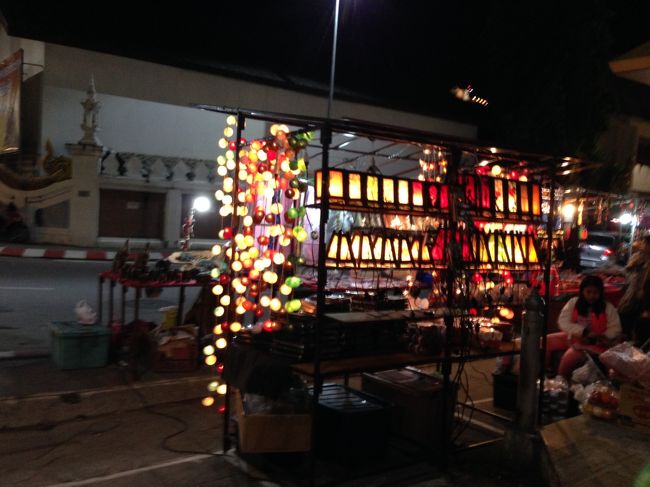 夜店が出ていた<br />灯りが色とりどりできれい