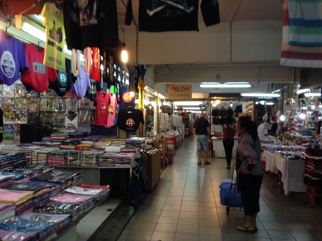 ナイトバザールのビルの中<br /><br />