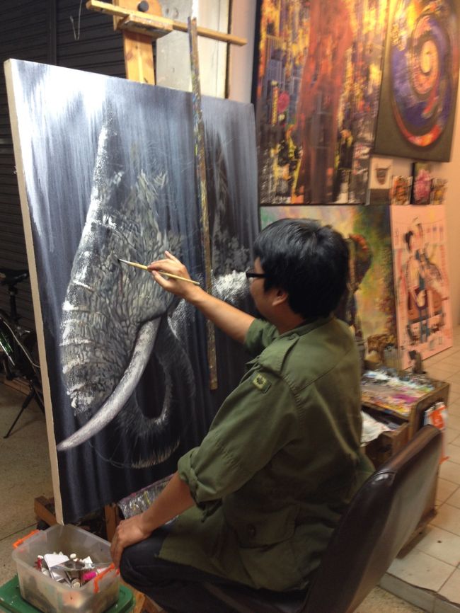 ナイトバザールビルの中の一角は<br />芸術家ストリートのようになっていた