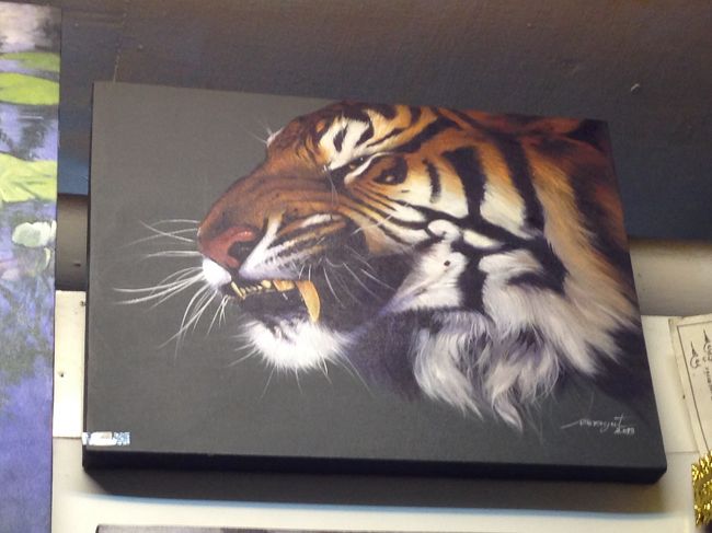 先ほどのライオンの絵と同じ方が描かれたトラ<br />4000Ｂ<br /><br />鼻に寄せた皺がいい！<br /><br />毛の流れも、ちょっと黄ばんだ歯も<br />本物みたい<br /><br />しかし右上の犬歯は折れてるのか？<br />横からもう一本生えてるけど・・・。