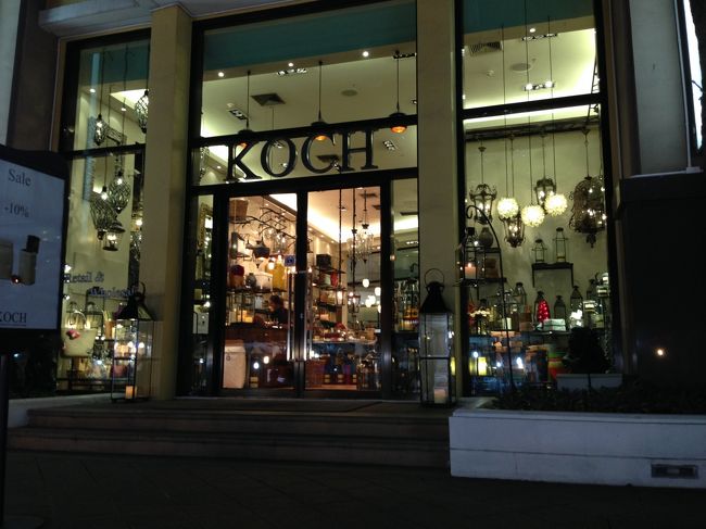 撮影禁止のステッカーが貼ってあったので<br />店の外から概観を<br /><br />今風の素敵な雑貨がたくさん<br />”今風”とか言う古臭い言葉しか使えない<br />語彙の少ないばばあ