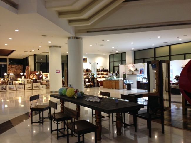 VILA CINIなどの素敵な雑貨屋さんが並んでいた<br /><br />Ｔシャツ一枚だと肌寒いが<br />歩いていると何とか我慢できるくらい