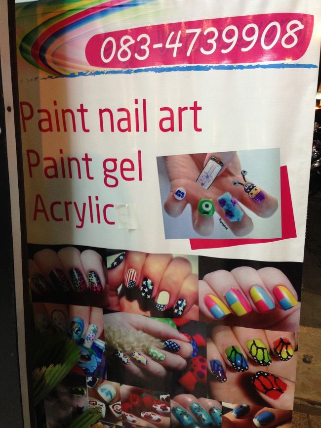 どうやって料理をするのかわからないような<br />奇抜なデザインのネールアートもしてもらえるという<br />お店<br /><br />長女や姪たちはココに連れて来ると喜ぶだろうなあ