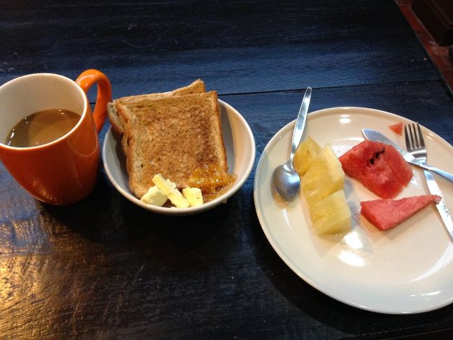 チェンマイ滞在2日目<br /><br />ホテルは朝食付きとのことだったが<br />とてもシンプルな朝食だった。<br /><br />すぐお腹空きそう<br /><br />気温は18度くらいで寒いのに<br />コーヒーがぬるかったので<br />電子レンジで温めた