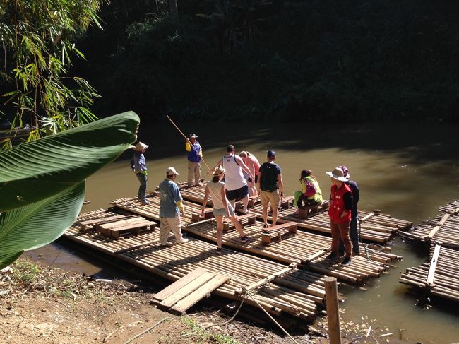 車に50分ほど乗って山道を行った先に<br />バンブーラフティングのポイントがあった