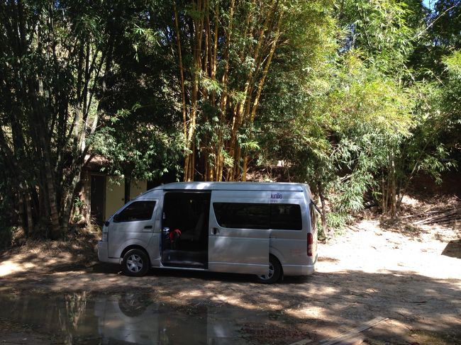 ラフティングしてたのは30分ほど<br /><br />いかだを降りた先では<br />バンが待機中