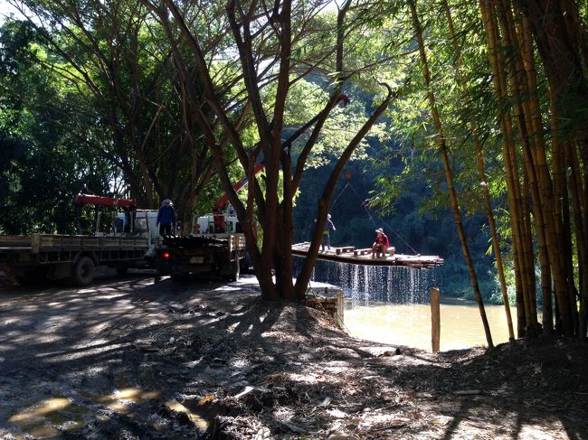 船頭さんが乗ったまま<br />いかだをクレーンで持ち上げてた<br /><br />ナイスバランス