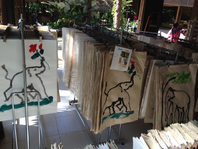 木の下でたたずんでるのや<br />花を鼻で持っているものなど<br />いろんなバージョンがある<br /><br />塗料はアクリル絵の具などではなく<br />ペンキだと思う