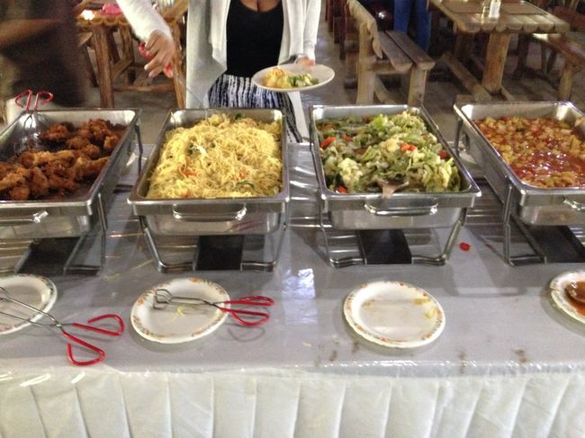 象のショーの後では<br />隣の建物でランチビュッフェ<br /><br />スープやフルーツもありました