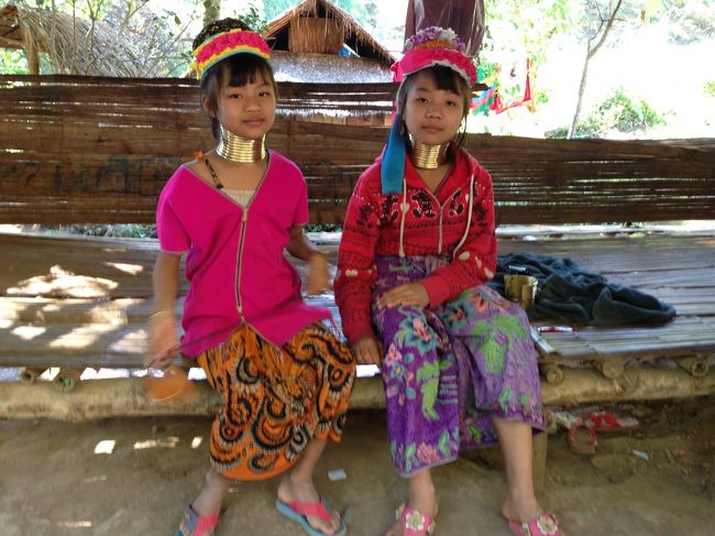 その後車で５分ほどのところの<br />カレン族の村を訪問<br /><br />観光客専用の特設出張村ってカンジでした<br /><br />小学生くらいなのに<br />首に重そうな金属の輪をつけていた