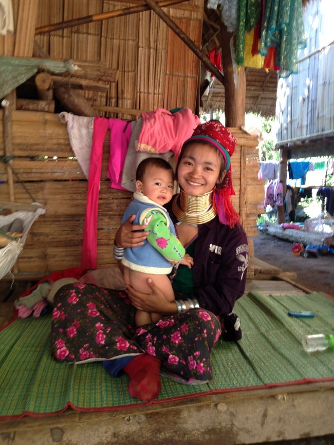 彼女は１６歳らしい<br />１５歳で嫁いで出産したとは・・。<br /><br />ガイドさんの話だと<br />赤ちゃんに授乳しにくいので<br />乳飲み子を抱えてる間<br />女性は首の輪を外すらしい。<br />ということはもう卒乳したのか？<br /><br />次女と同じ年。<br /><br />子供さんのお尻が可愛い<br /><br />皆さんキリスト教を信仰されてるとのことでした