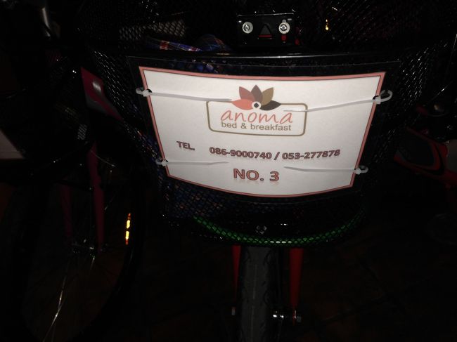 借りた自転車の前カゴには<br />ホテルの名前がはっきり書いてあります<br /><br />きれいで新しい自転車なのだが<br />車輪がやたら小さい<br />チェンマイの市街地は平地なので<br />これでも何とか済むが<br />サドルが硬すぎて、３分も漕いでいると<br />お尻が痛くなる。<br /><br />時々　尻の痛さに耐えられず<br />中腰で漕ぐ羽目になる