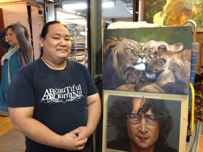 次女にWi-Fiで通信して<br />お土産はどの絵が良いかと尋ねたら<br />ライオンの絵が良いとのことだったので<br />ライオンの絵を購入　　4000Ｂ<br /><br />彼が描かれたご本人です。<br /><br />持って帰れるように<br />もち手までつけて<br />丁寧に包んでくれました<br />