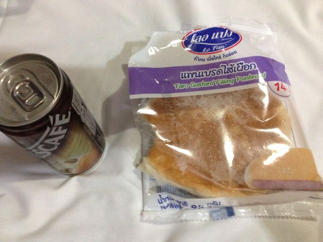 夜中におなか空くといけないので<br />紫芋を練りこんであるアンパンと<br />コーヒーをコンビニで購入<br /><br />このアンパンすっごく美味しかったです。