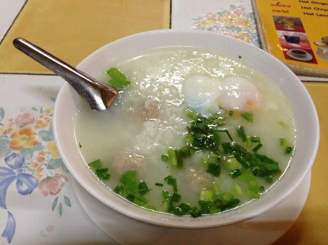 豚肉ボール＋卵入りのおかゆを注文<br />35Ｂ<br /><br />コメが臭くないし、やさしい味<br />具も他にセロリや揚げにんにくが入っている<br /><br />味が薄めにしてあるので、テーブルの上のしょうゆを入れて<br />調味したほうが良い<br /><br />深夜で開いてる店が少ないせいか<br />ほぼ満席に近く大盛況<br /><br /><br />、<br />